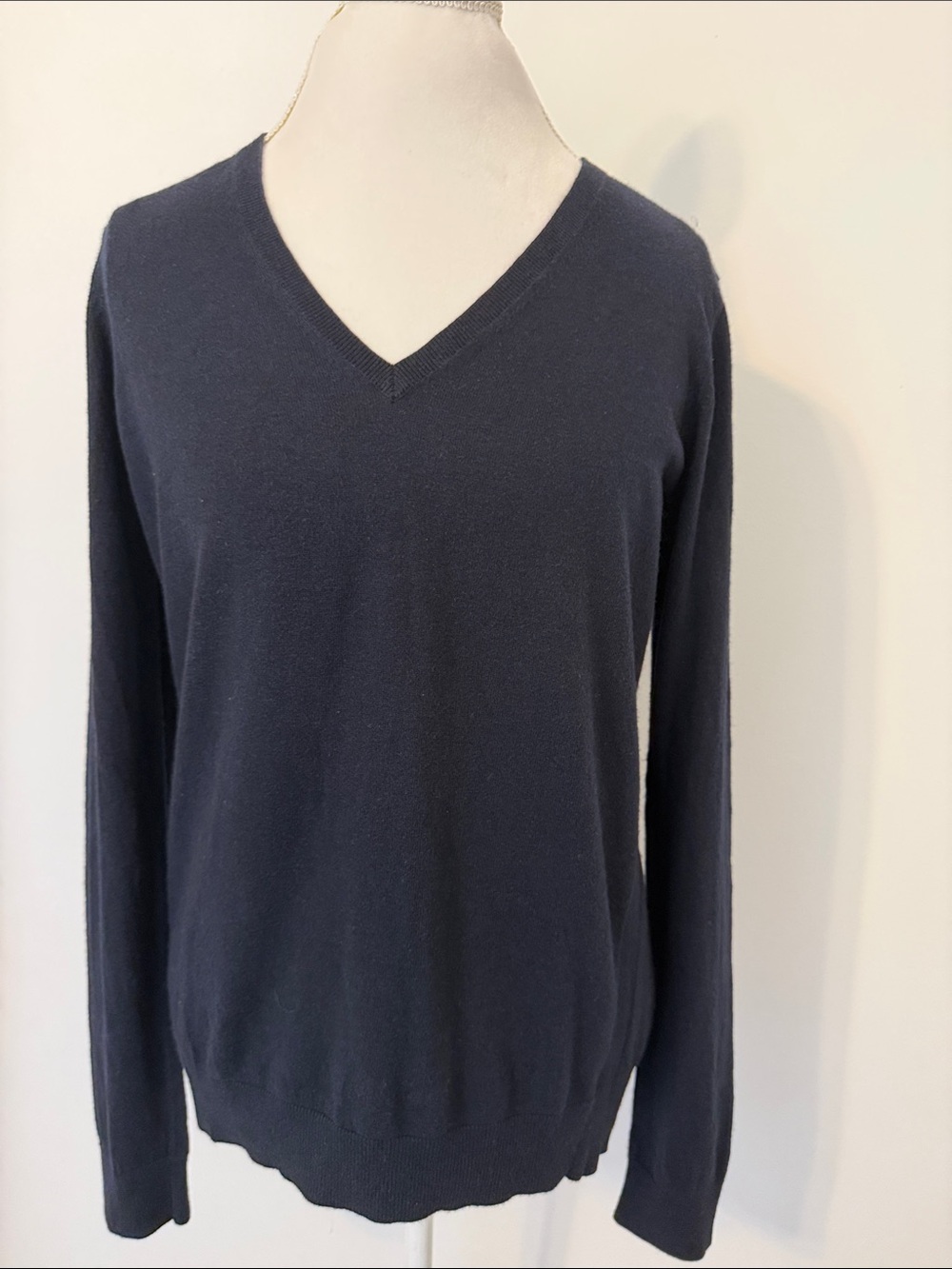 THEORY, Classic women’s Cashmere V-Neck Sweater in Navy Sz Lg